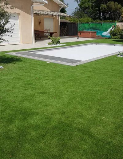 Pose de gazon en plaque ou synthétique par Cap'Paysages, paysagiste, à La Brède, Martillac, Cadaujac, Villenave d'Ornon, Léognan, Audenge, bassin d'Arcachon