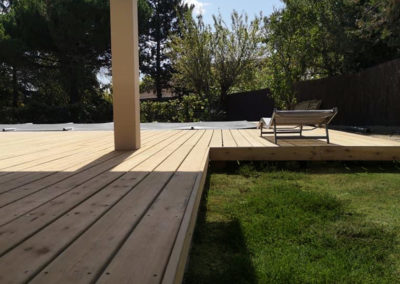 Cap'Paysages réalise des belles terrasses bois pour habiller votre piscine à La Brède, Saucats, Saint-Morillon.