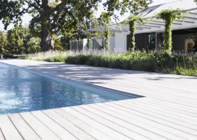 Habillez de bois la terrasse de votre piscine avec Cap'Paysages à La Brède, Gradignan, Saucats et sur le Bassin d'Arcachon.