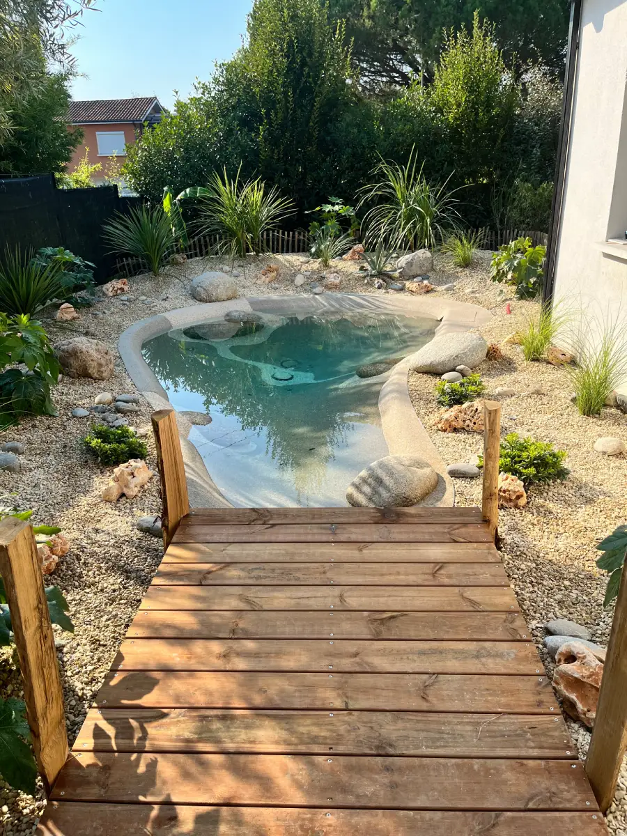 piscine-lagon-mini-jardin-la-brede Une mini piscine lagon à La Brède avec un bel aménagement paysager par Cap'Paysages, paysagiste spécialiste de la piscine lagon en Gironde