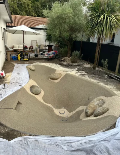 Une piscine lagon en cours de réalisation, une piscine sur mesure pour un petit jardin à La Brède