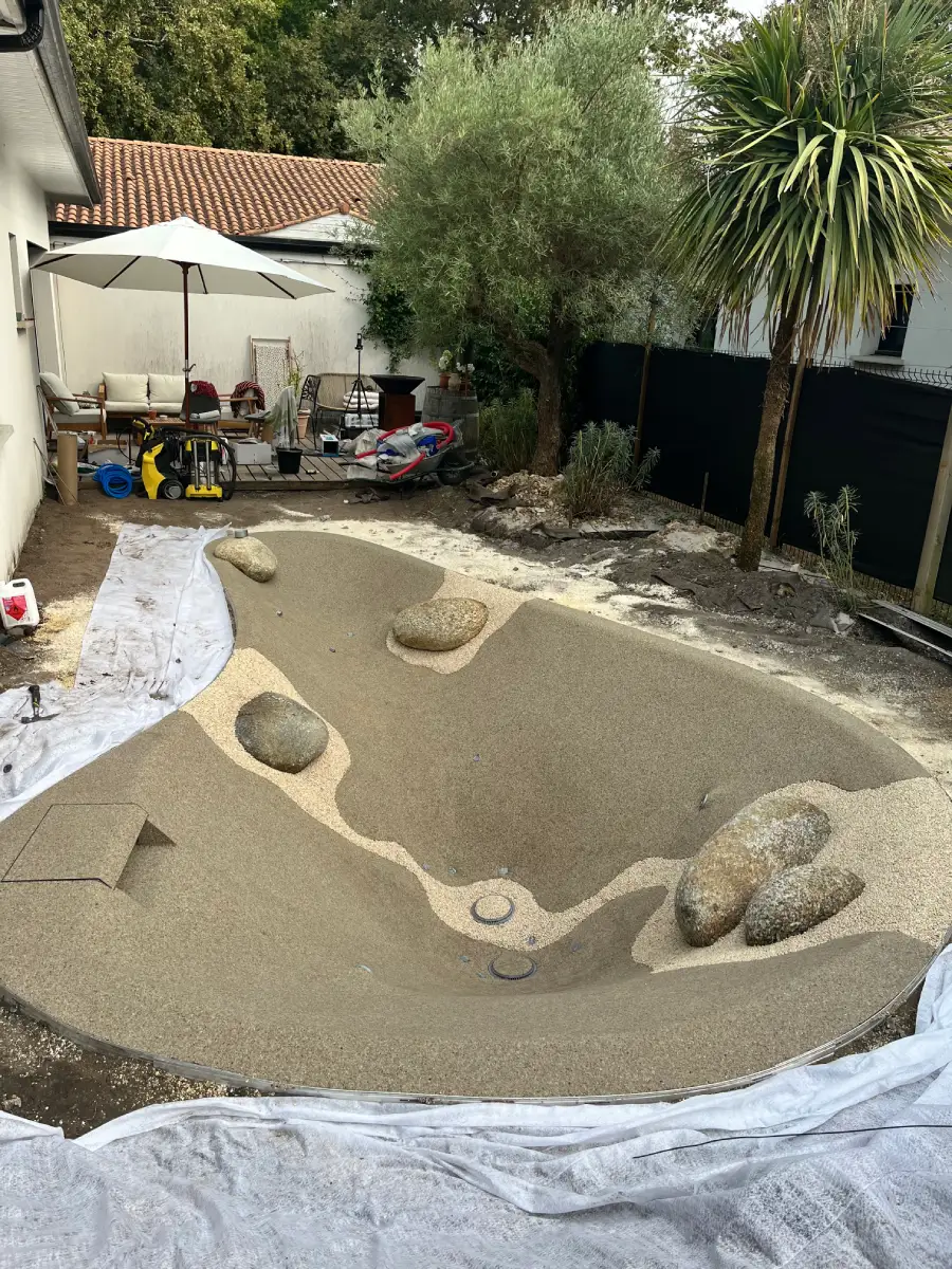 projet-piscine-lagon-cap-paysages-gironde Une piscine lagon en cours de réalisation, une piscine sur mesure pour un petit jardin à La Brède