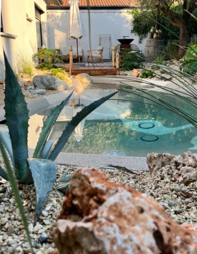 Une magnifique mini piscine creusée, comme un lagon aux eaux cristallines en gironde et à Audenge