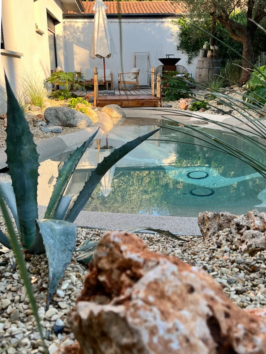 realisation-cap-paysages-piscine-lagon-la-brede-sur-mesure-audenge Une magnifique mini piscine creusée, comme un lagon aux eaux cristallines en gironde et à Audenge