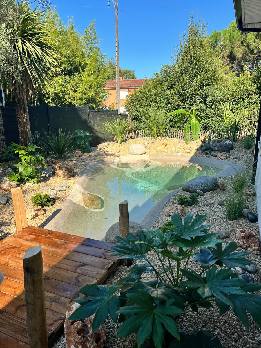 un-lagon-bleu-piscine-sur-mesure-cap-paysages-la-brede-audenge Une réalisation complète par Cap'Paysages, piscine lagon et aménagement complet du jardin à La Brède
